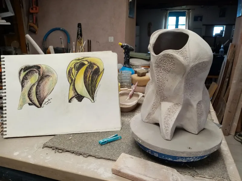 Sculpture et son croquis préparatoire