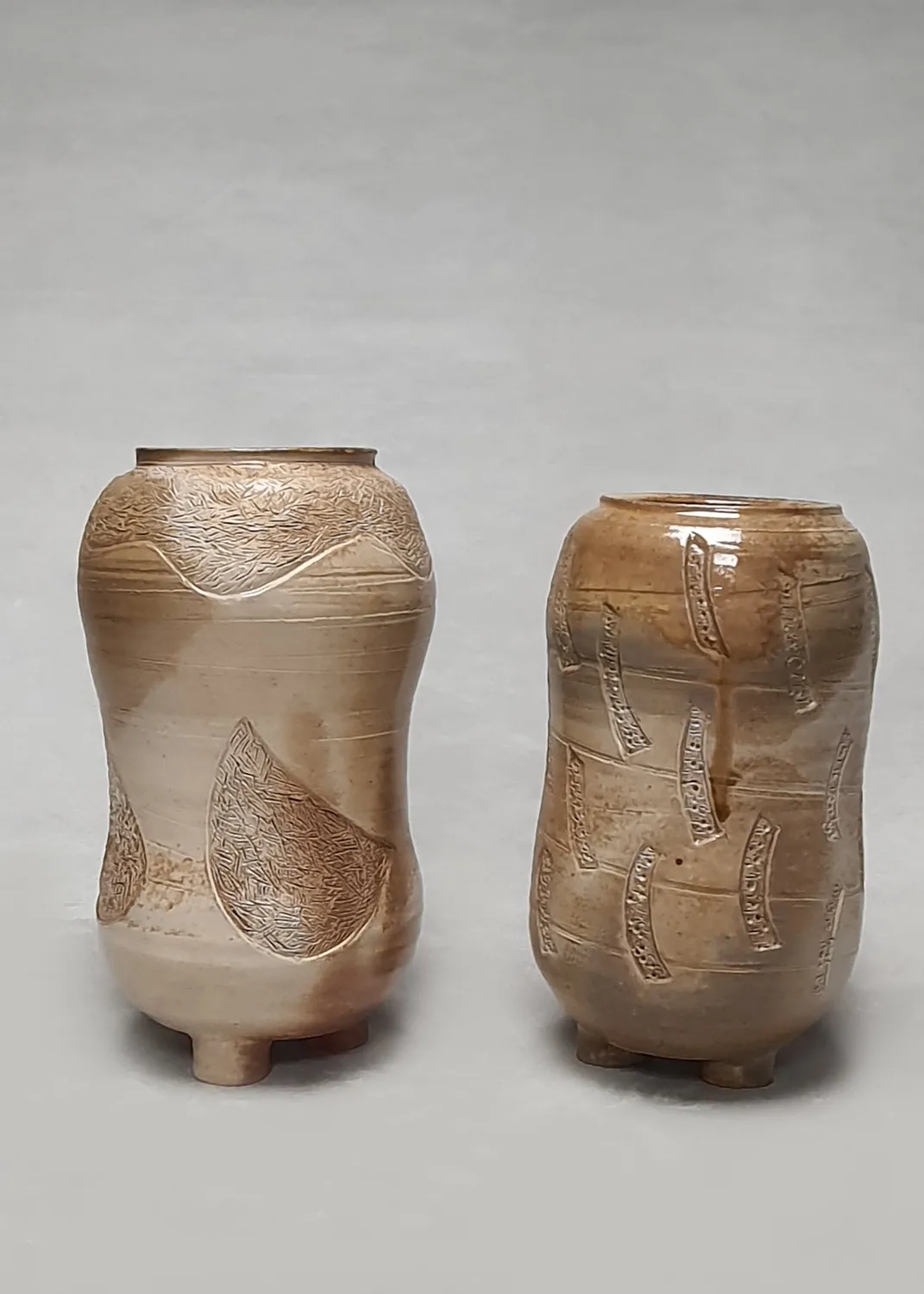 vases tripodes